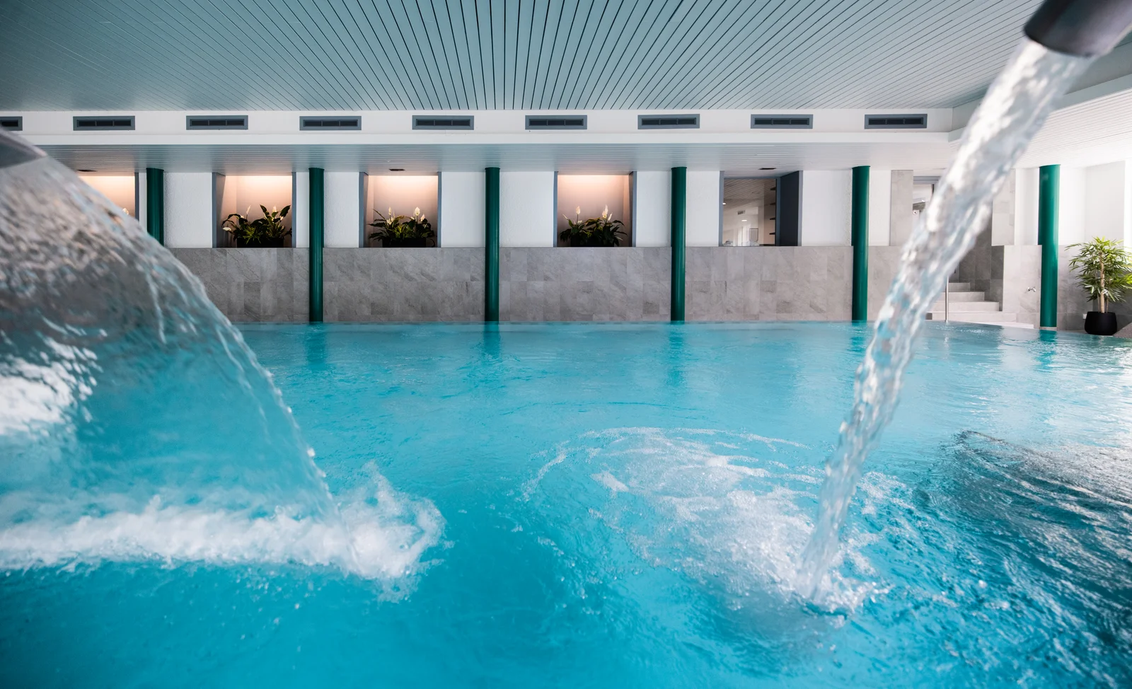 Hallenbad mit Massagedüsen im Wellnessbereich des Victoria Lauberhorn in Wengen