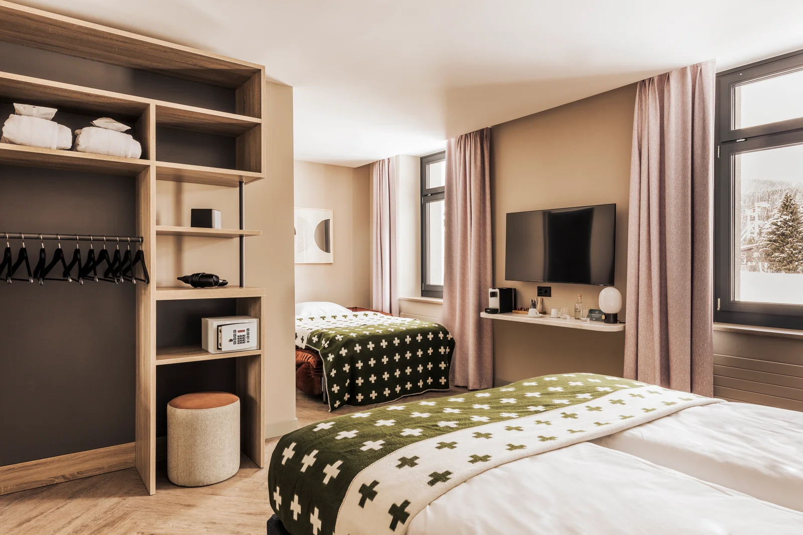 Familienzimmer im Altein, Arosa mit zwei Betten und weisser Bettwäsche