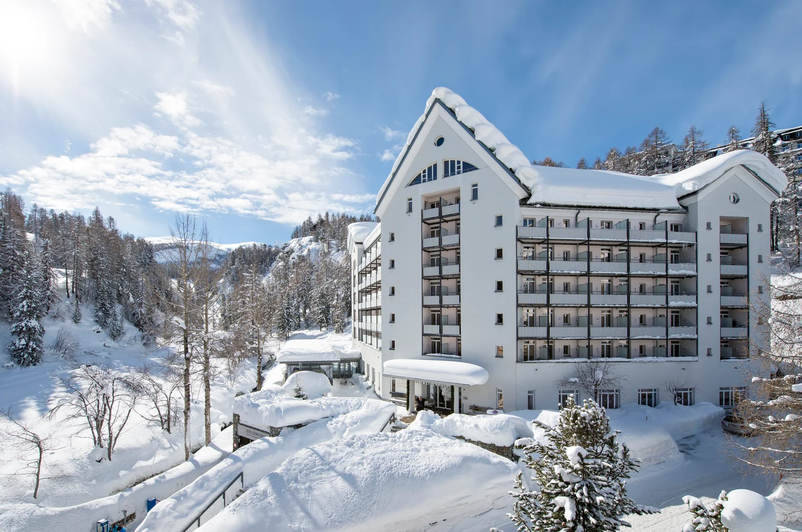 Schweizerhof, Sils Maria en hiver devant les montagnes enneigées