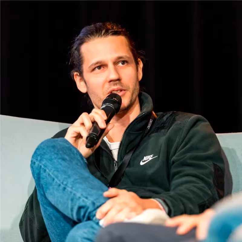 Have your meeting notes and tasks automatically synced with your CRM