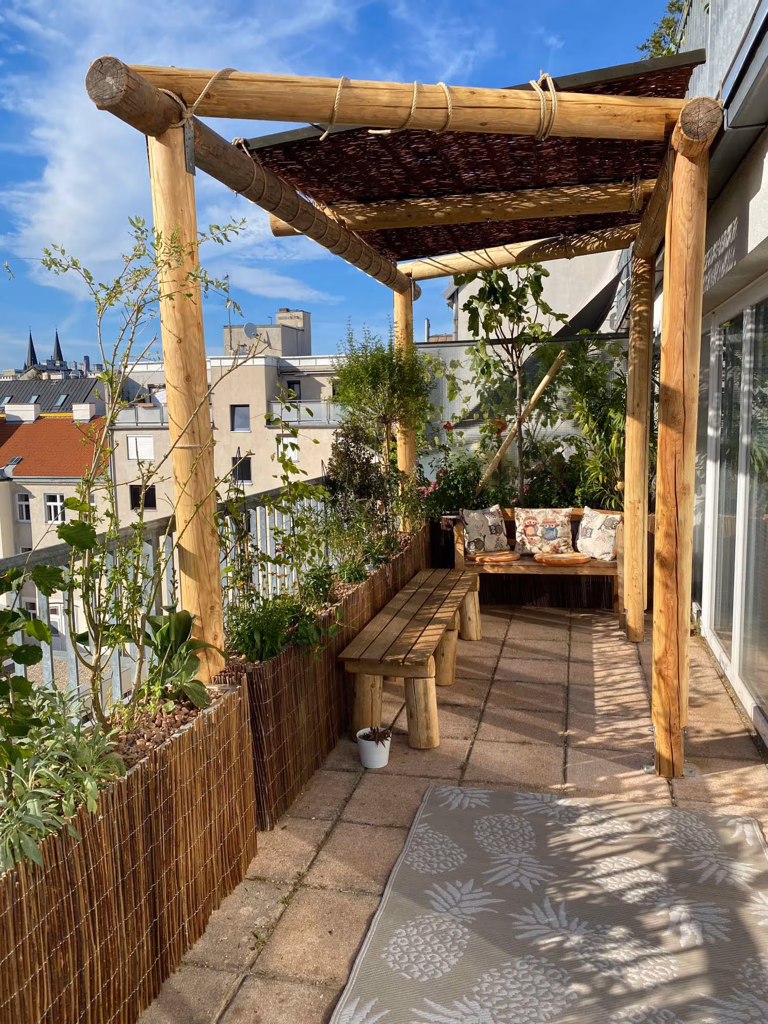 Holz-Pergola als Schattenspender auf Terrasse
