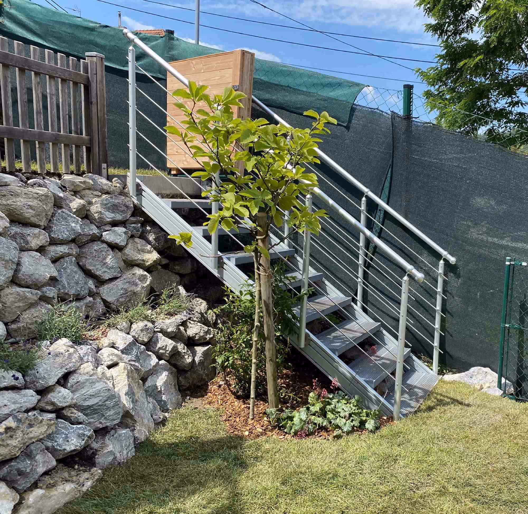 Gartengestaltung, Stiege aus Alu und grauem WPC montiert.