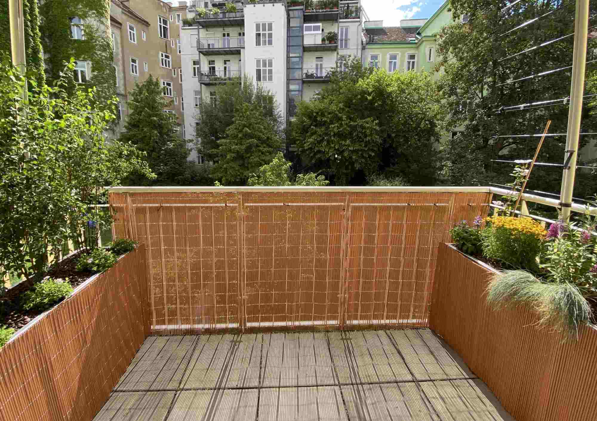Balkonsichtschutz aus Holz mit üppiger Begrünung