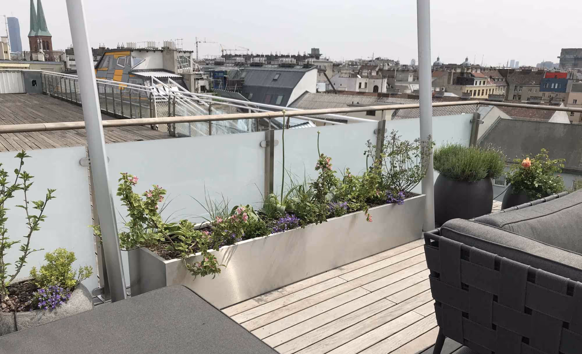 Dachterrasse mit Pflanztrögen aus Edelstahl 