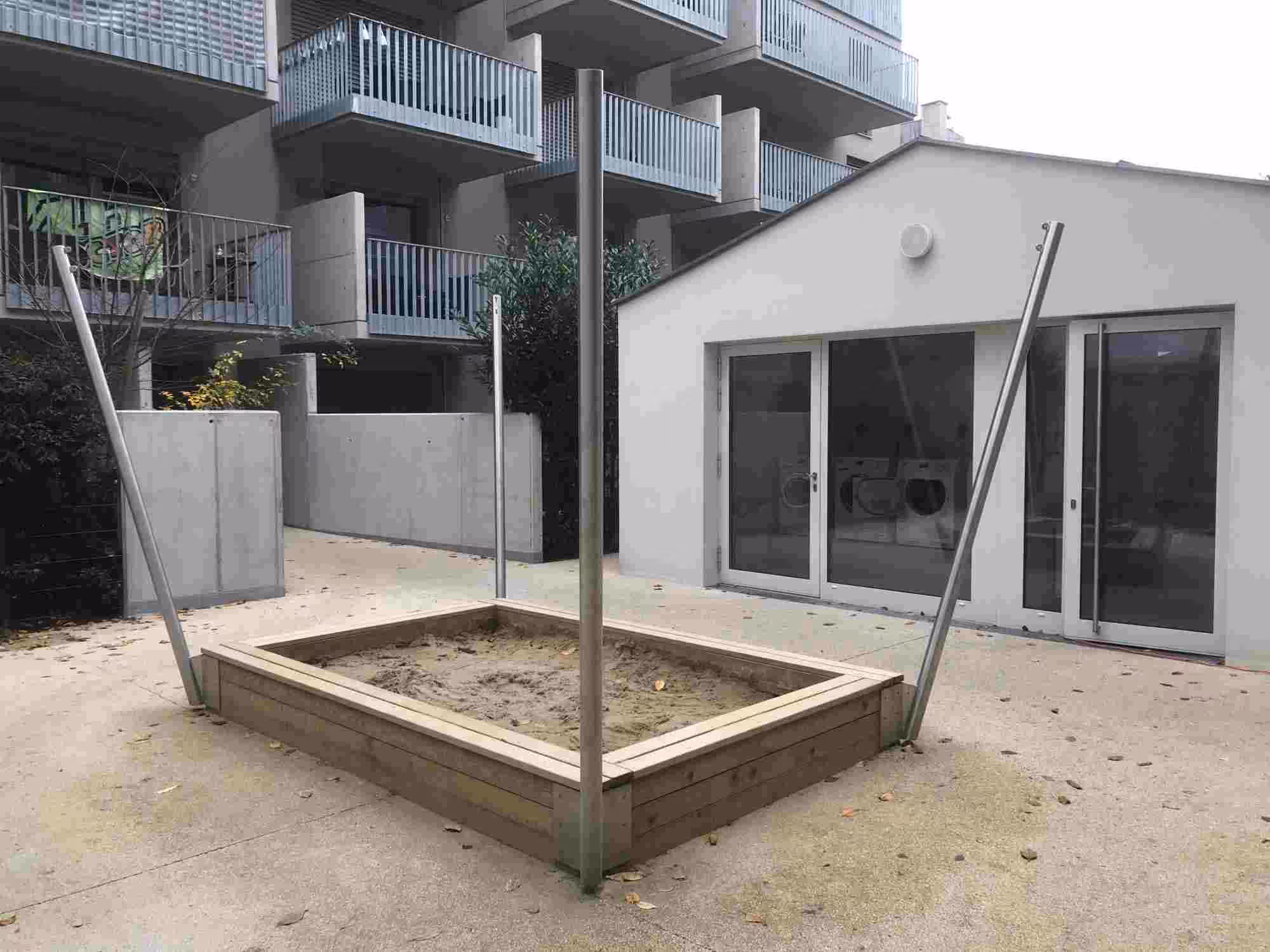 Eckige Holzsandkiste auf Terrasse, individuell gebaut
