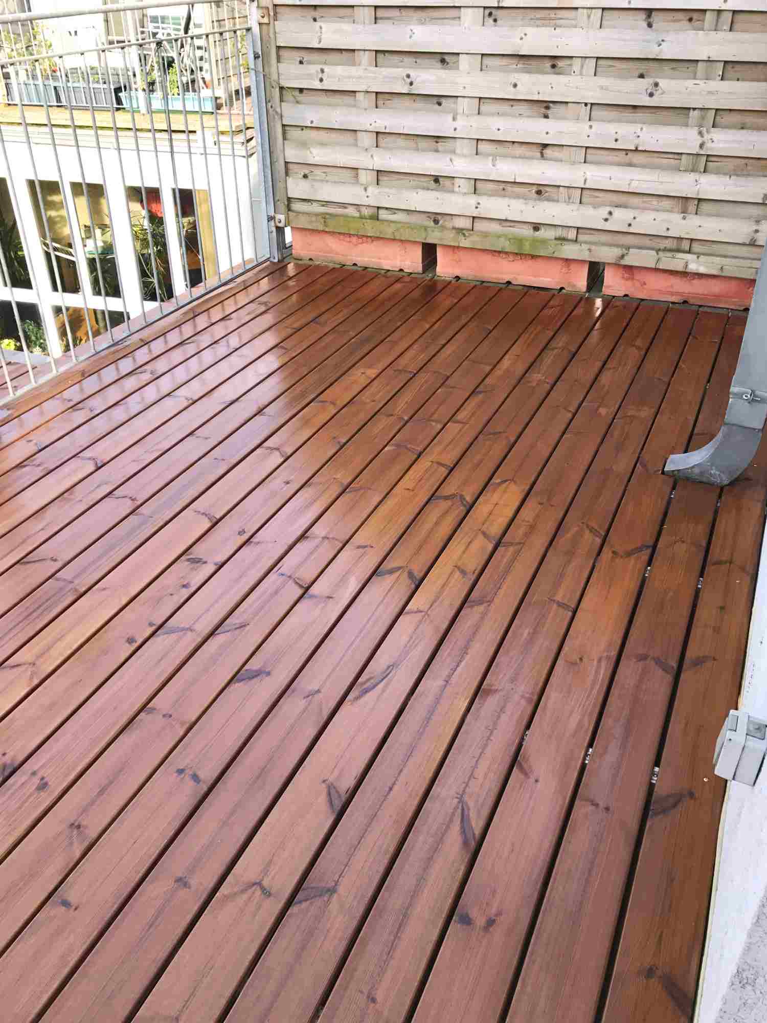 Verlegter Holzterrassenboden auf einem Balkon