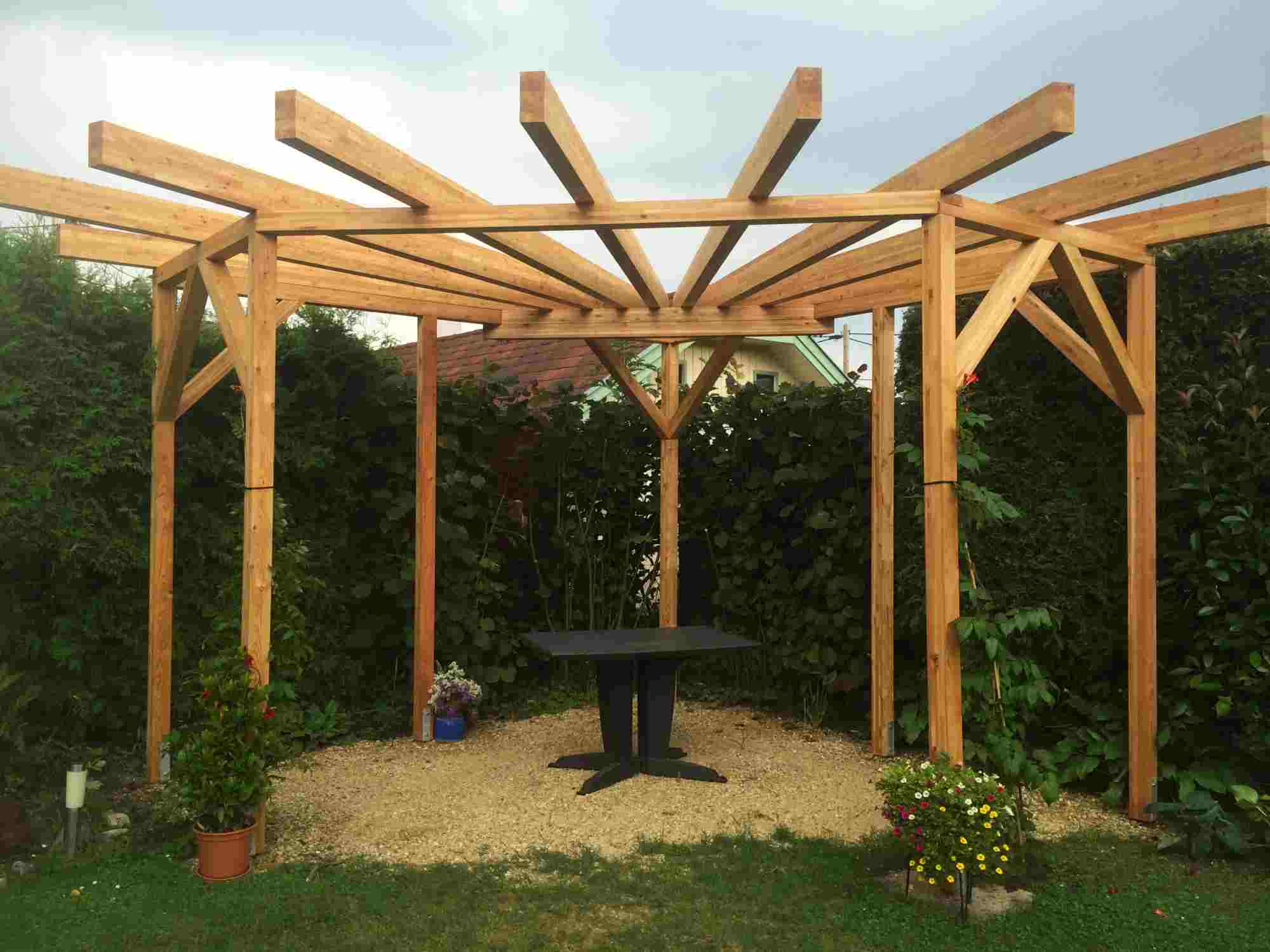 Freistehende Holzpergola mit schattenspendenden Lamellen im Garten