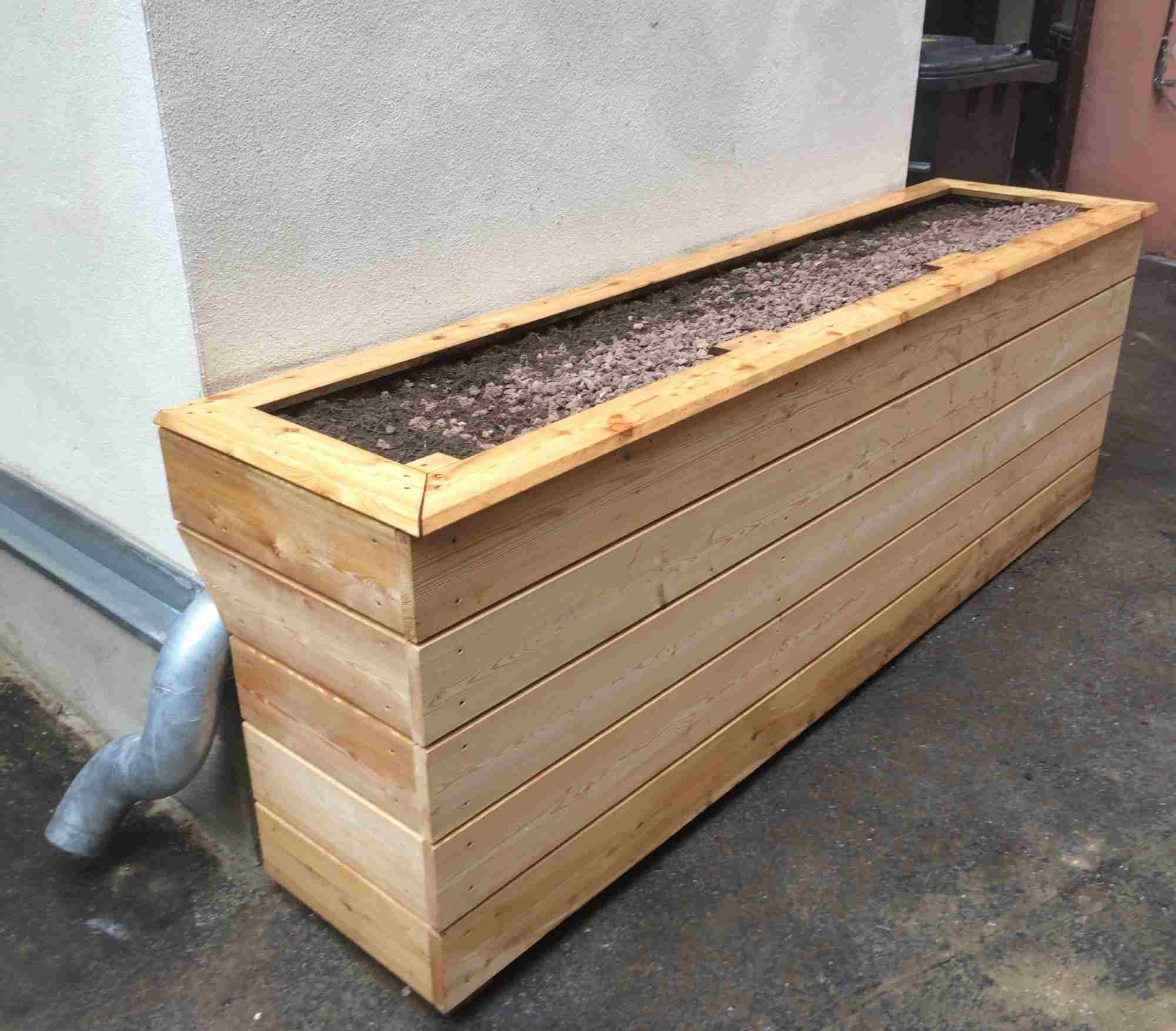 Pflanztrog aus massivem Holz auf Terrasse, maßgefertigt