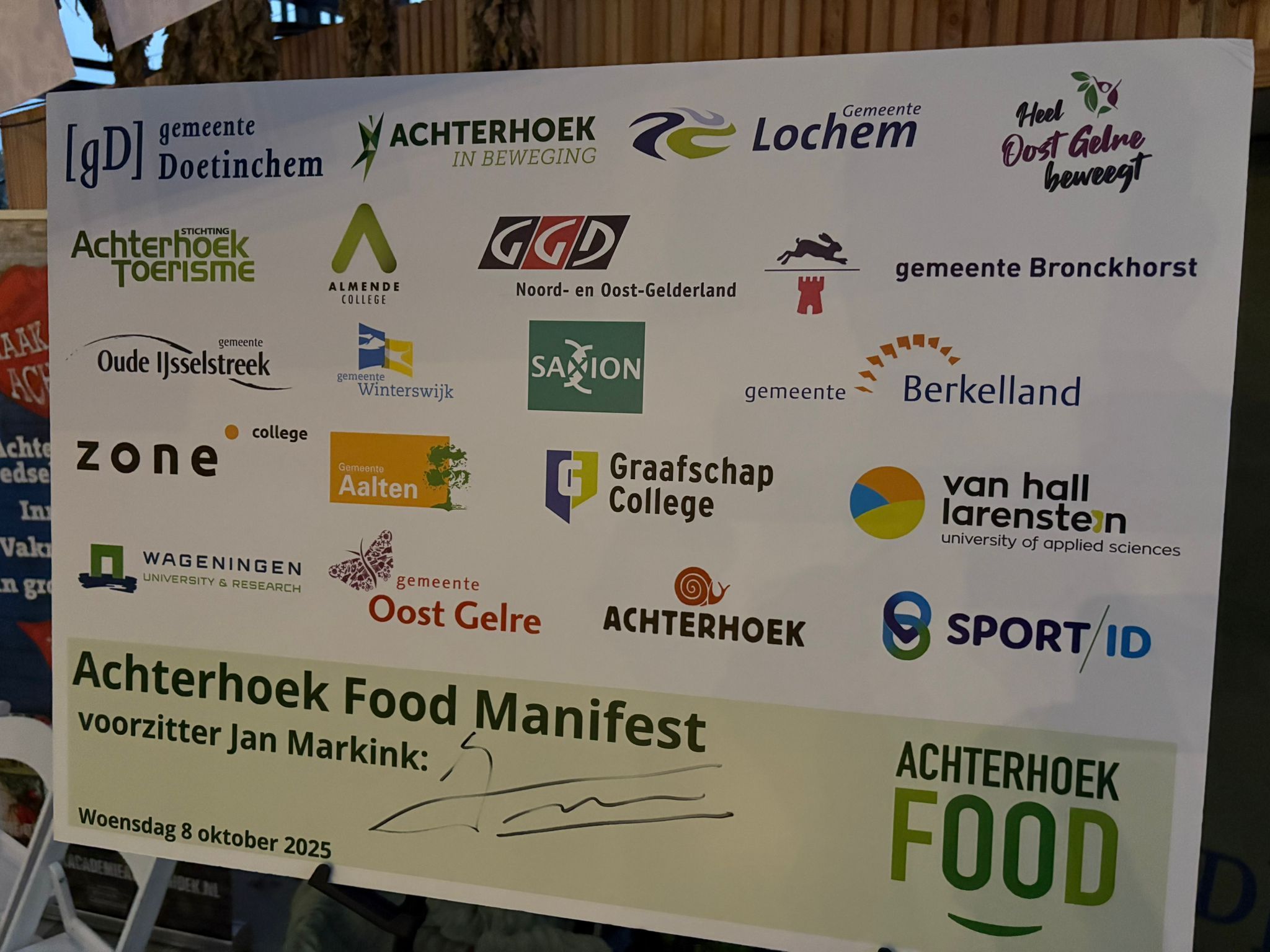 Foto van een bord met de logo's van de samenwerkende partijen