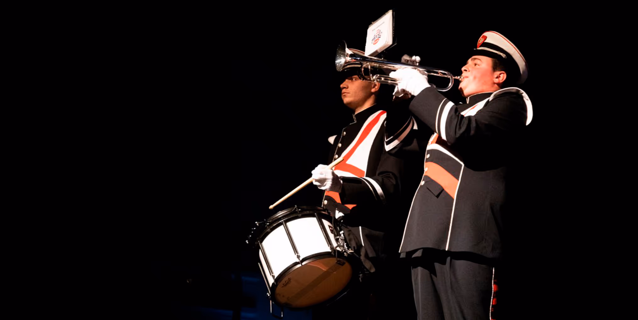 Foto van twee leden van muziekvereniging Apollo die de TapToe uitvoeren.