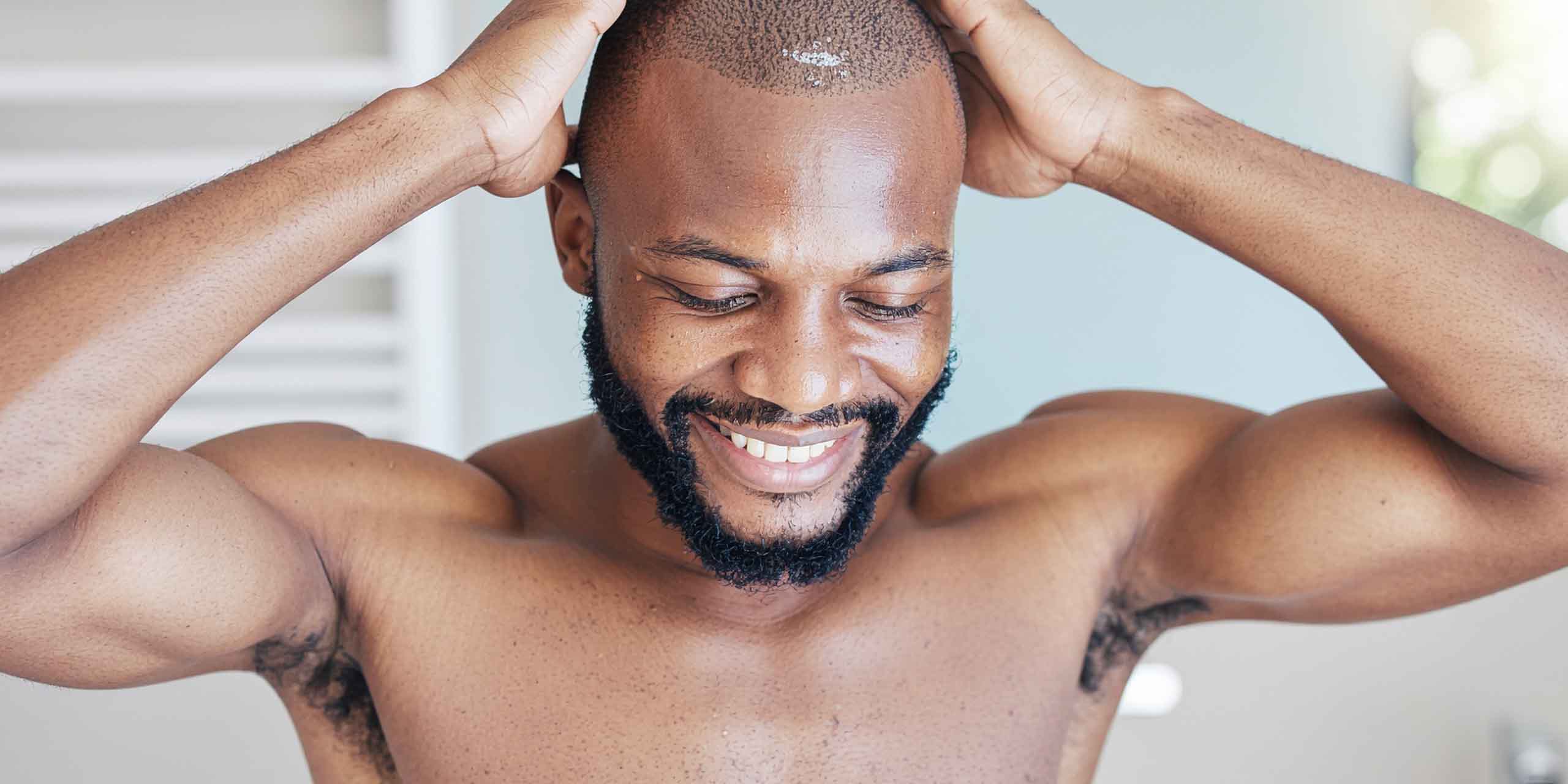 Mann wäscht sich die Haare