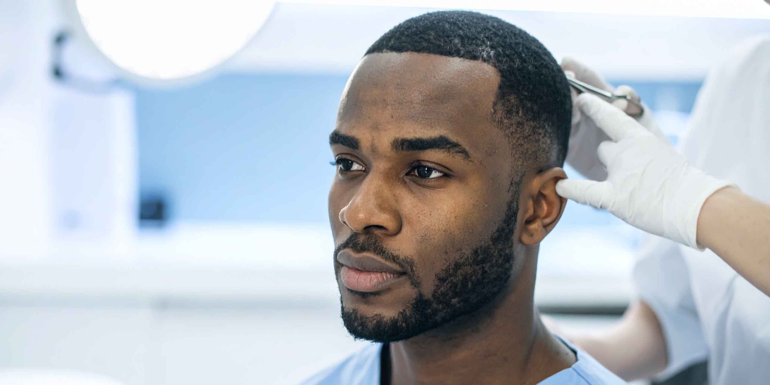 Mann erhält eine Behandlung von einem Facharzt