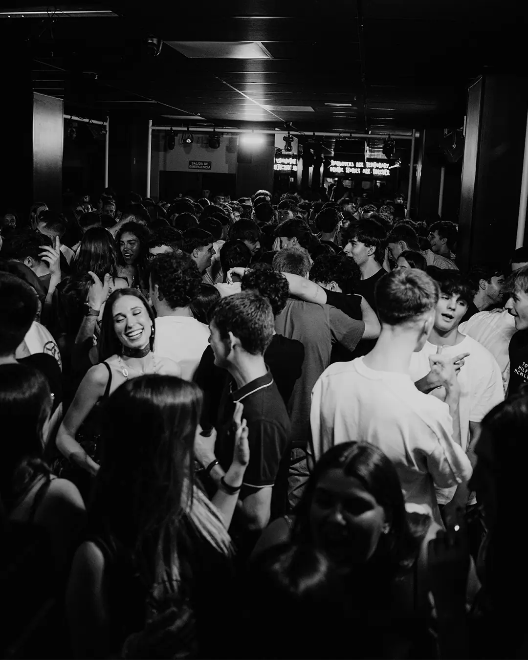 Jóvenes disfrutando de fiesta en Parros Zaragoza