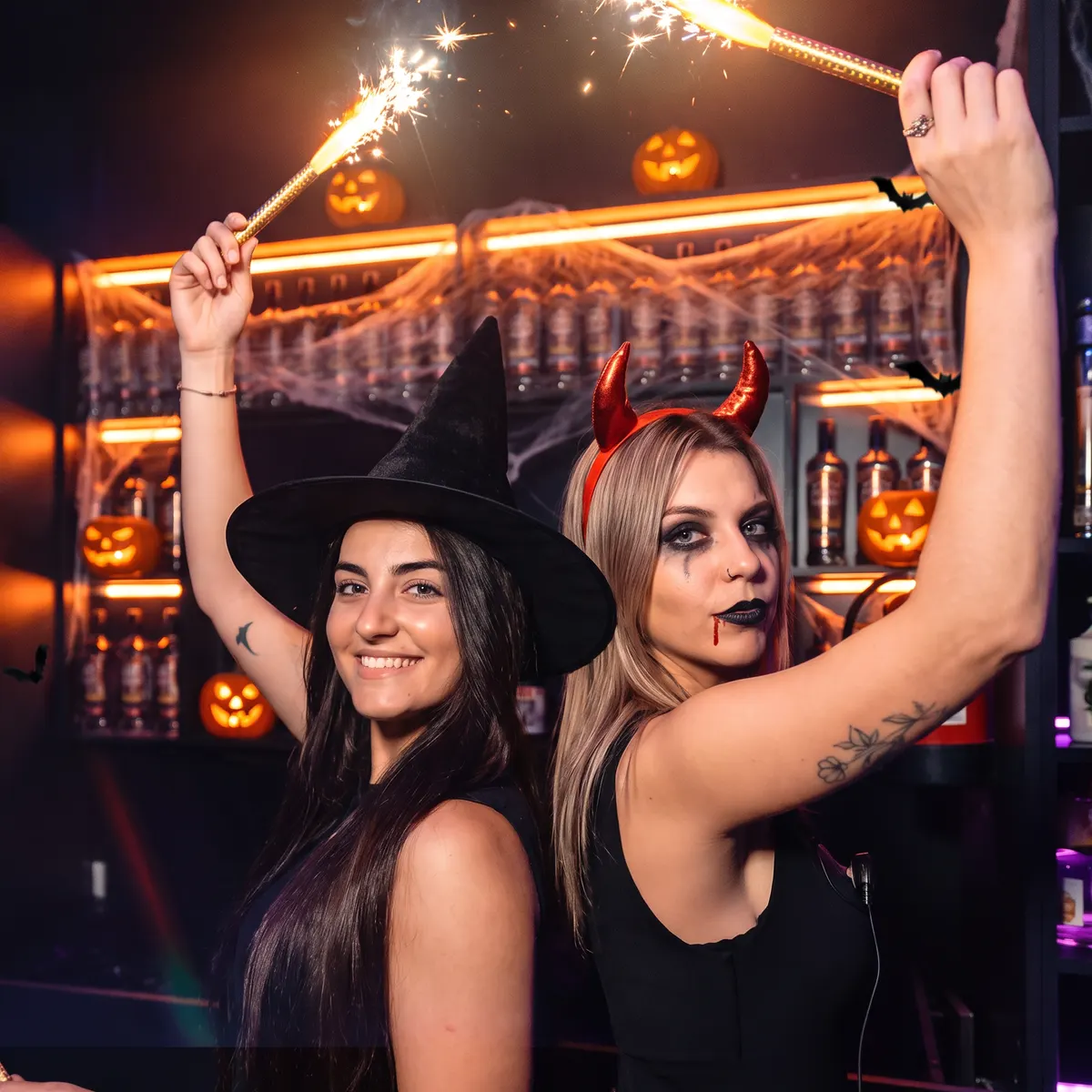Brujas con bengalas en la barra de Parros Zaragoza en Halloween