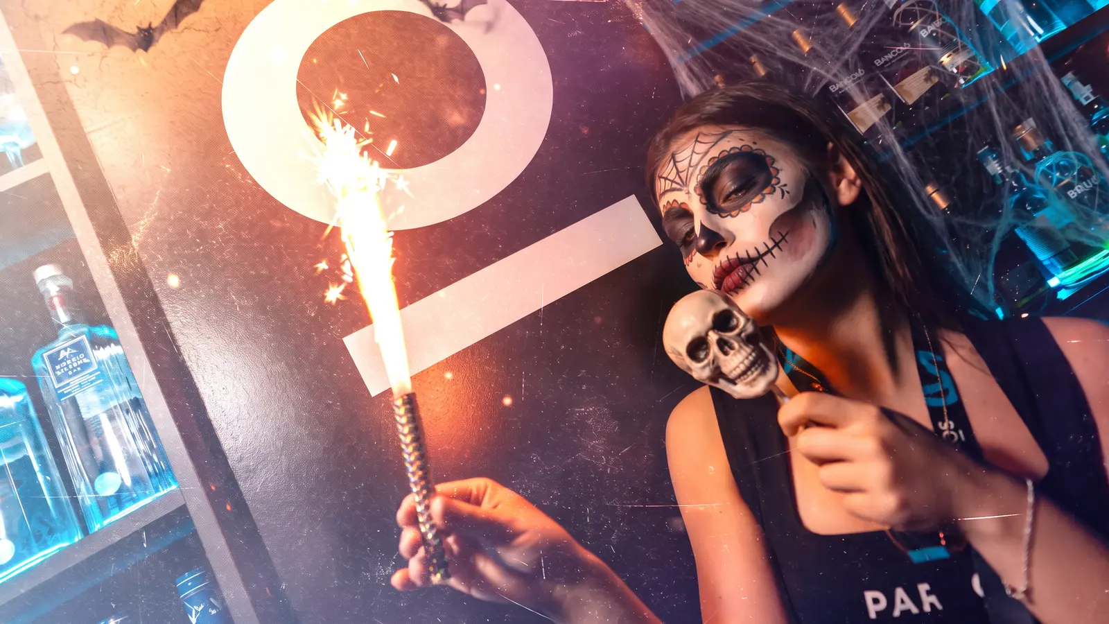 Fiesta de Halloween en Zaragoza con bengala y calavera en Parros