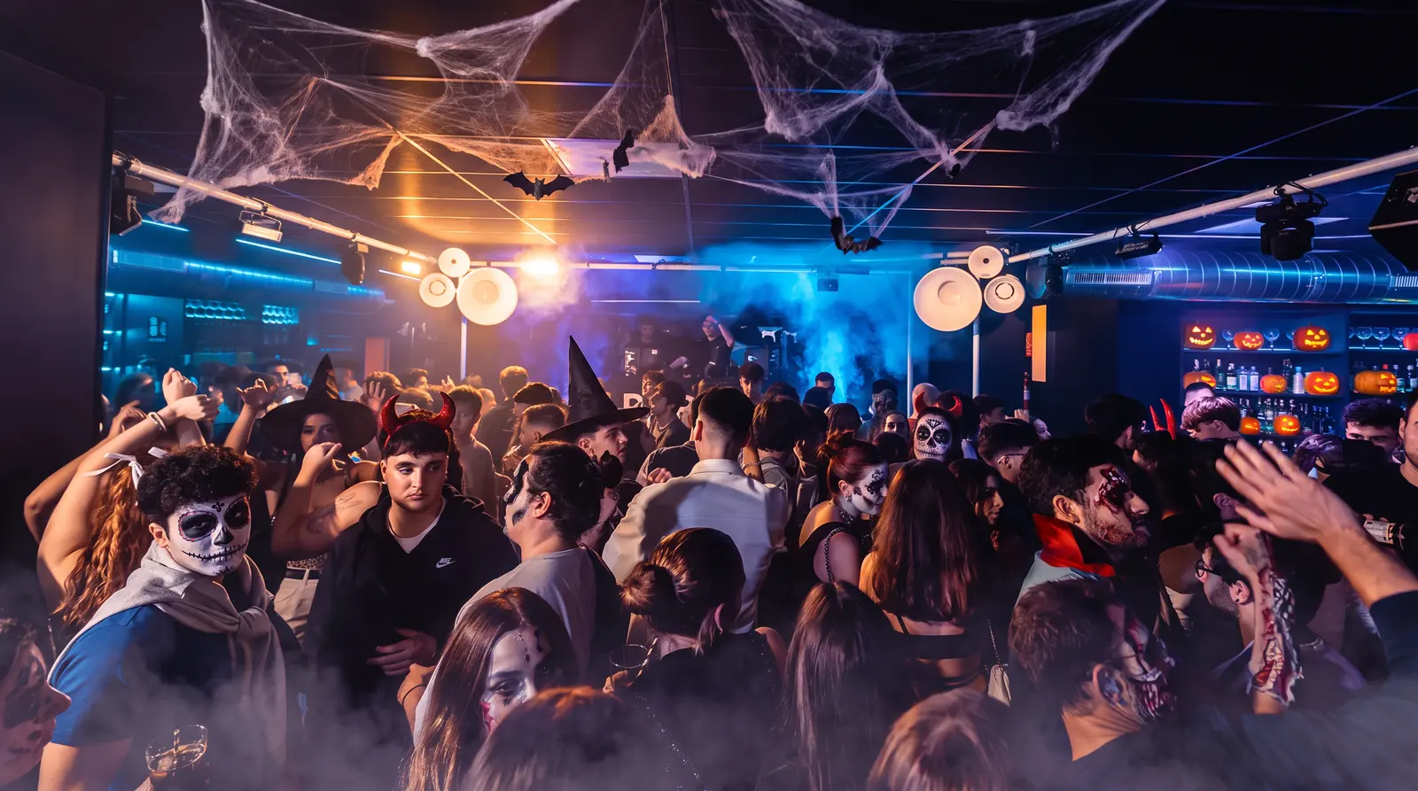 Sala de Parros Zaragoza llena de gente disfrazada en Halloween