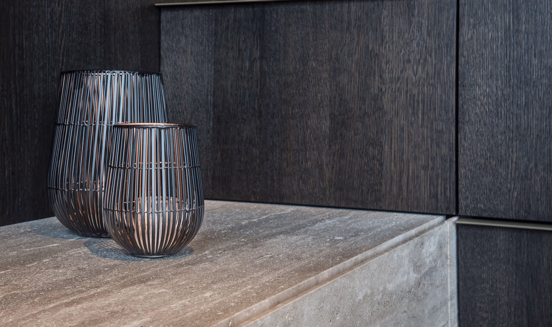 Een houtentafelblad met kaarshouders