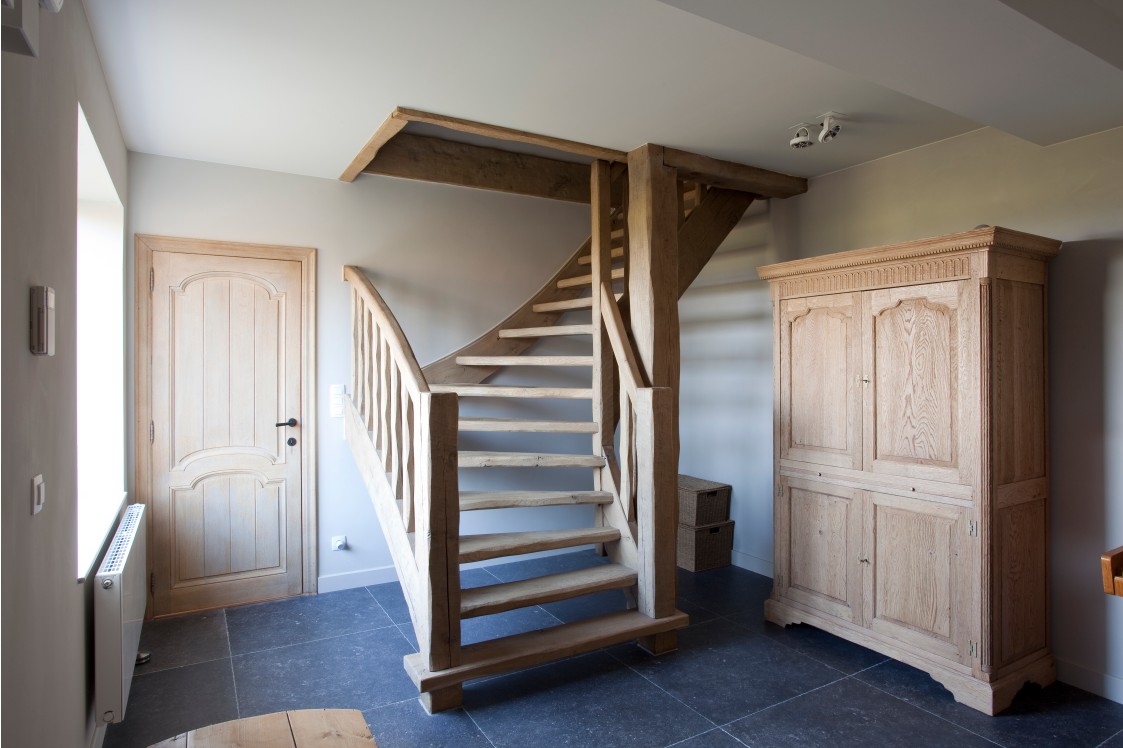 Eikenhouten trap in landelijke woning met houten kast en deur