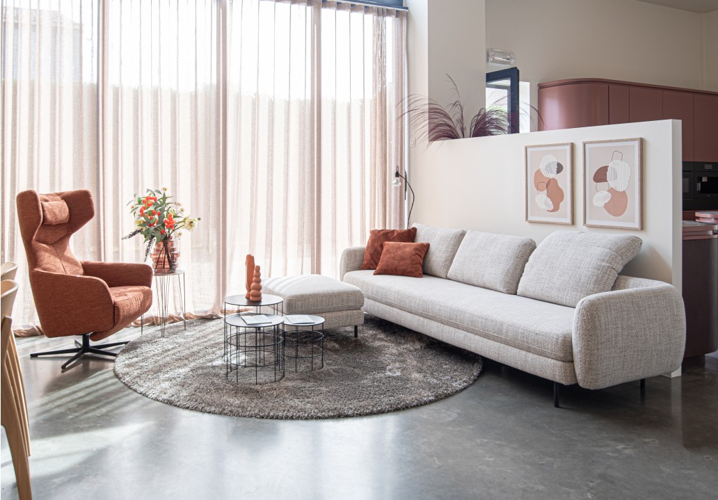 Moderne woonkamer met beige zetel en roestbruine fauteuil