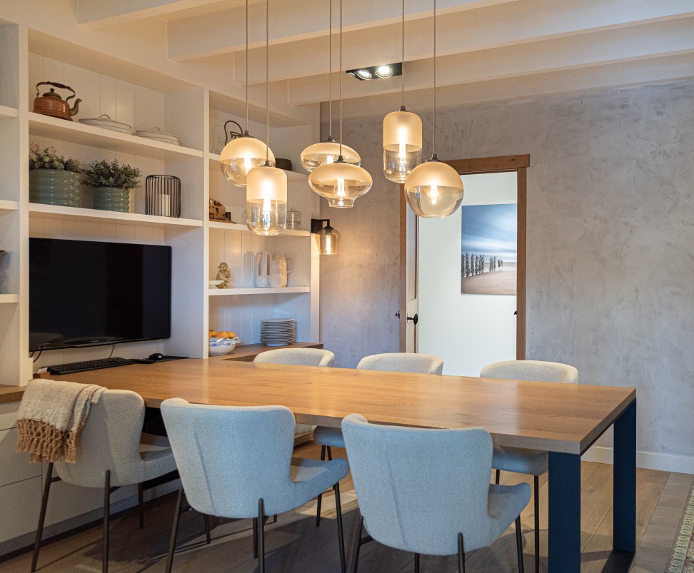 Eetkamer met houten tafel en lichtblauwe stoelen