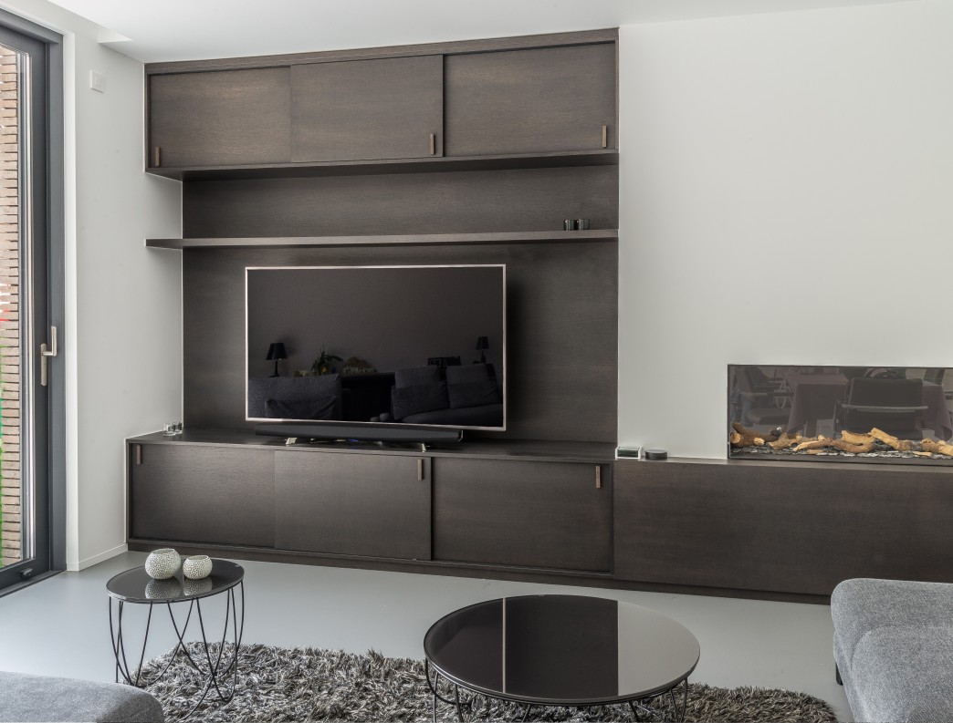 Donkerhouten tv-meubel met haard in moderne woonkamer