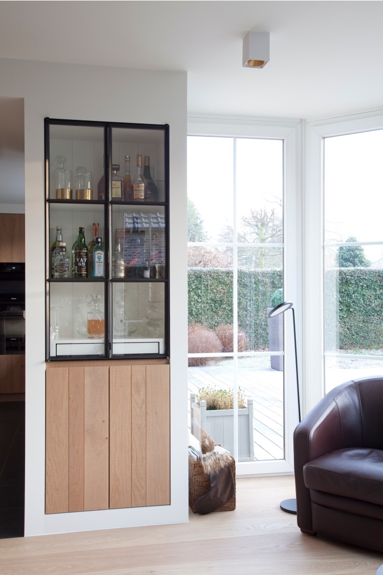 Inbouwbar met zwarte glazen vitrine en eikenhouten kast