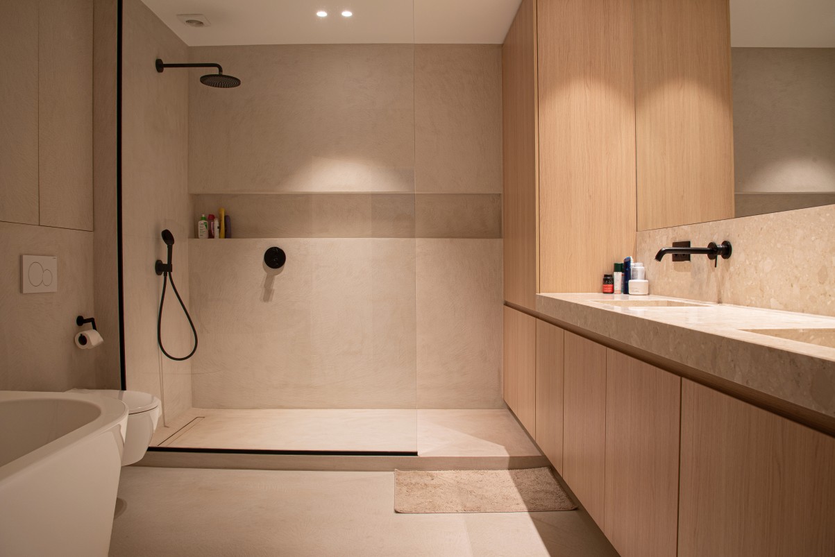 Beige badkamer met inloopdouche en houten wastafelmeubel