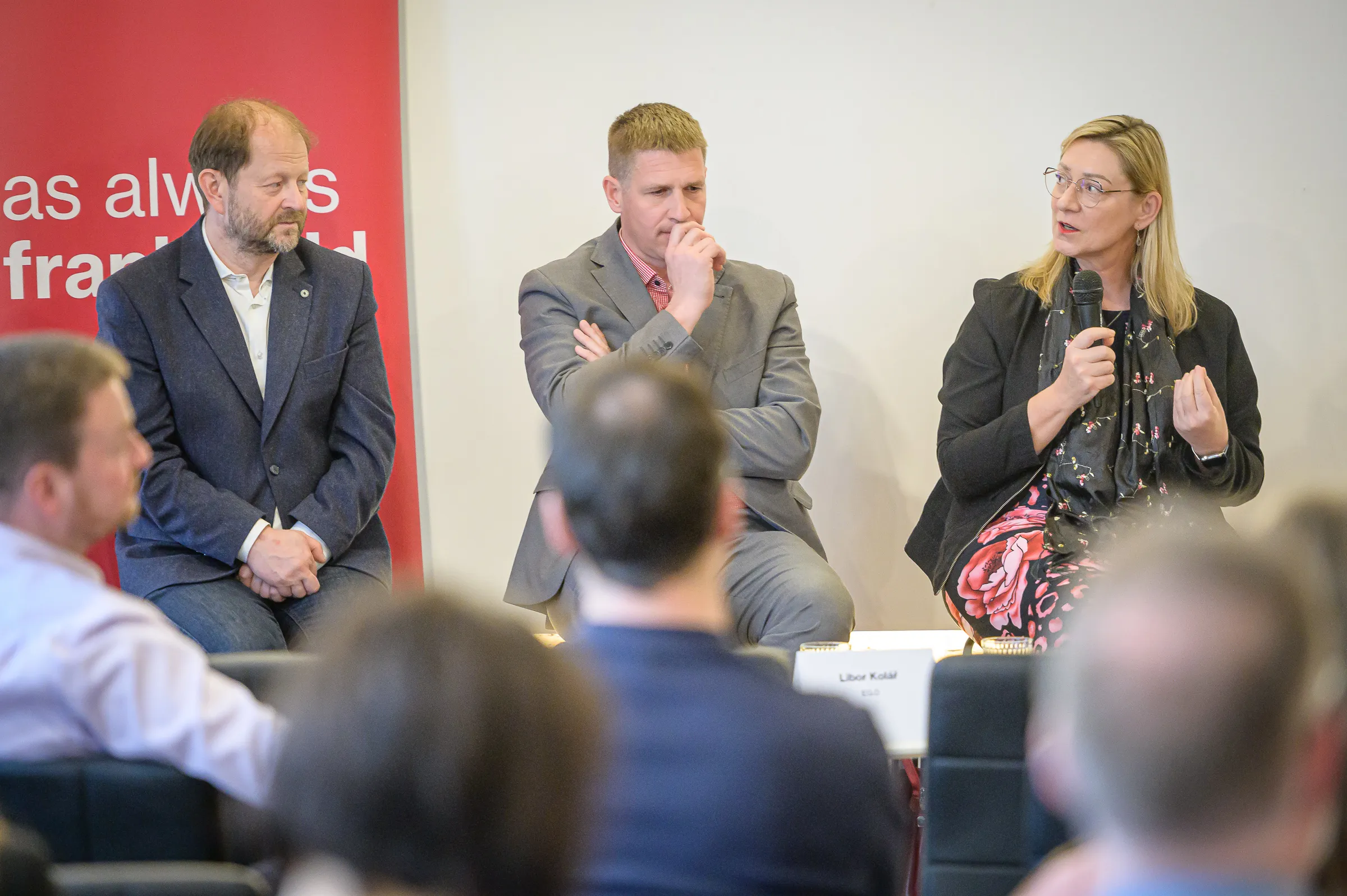O opatřeních debatovali zástupci distributorů, developerů OZE i radní Energetického regulačního úřadu Martina Krčová.