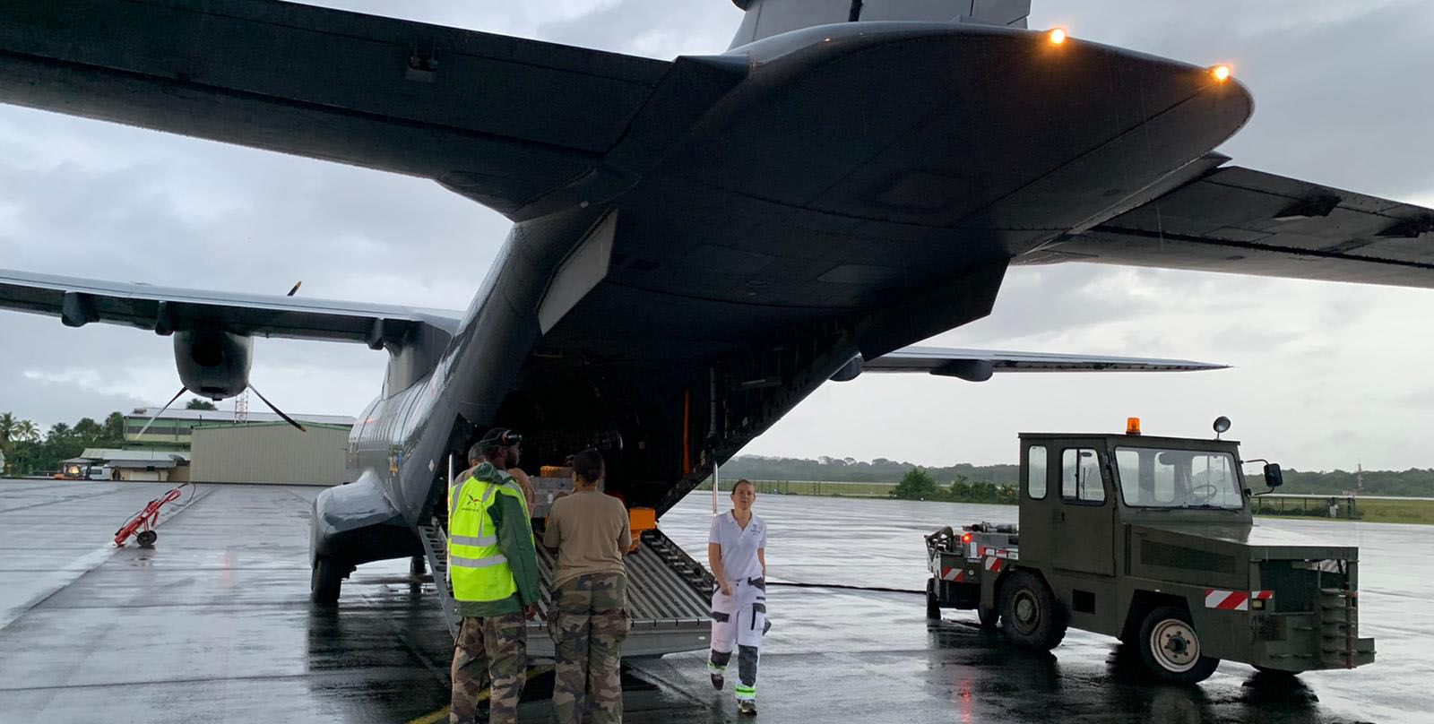 Avion militaire CASA en cours de déchargement