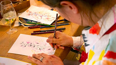 L'ambiance, une table avec des dessins et des crayons et des feutres
