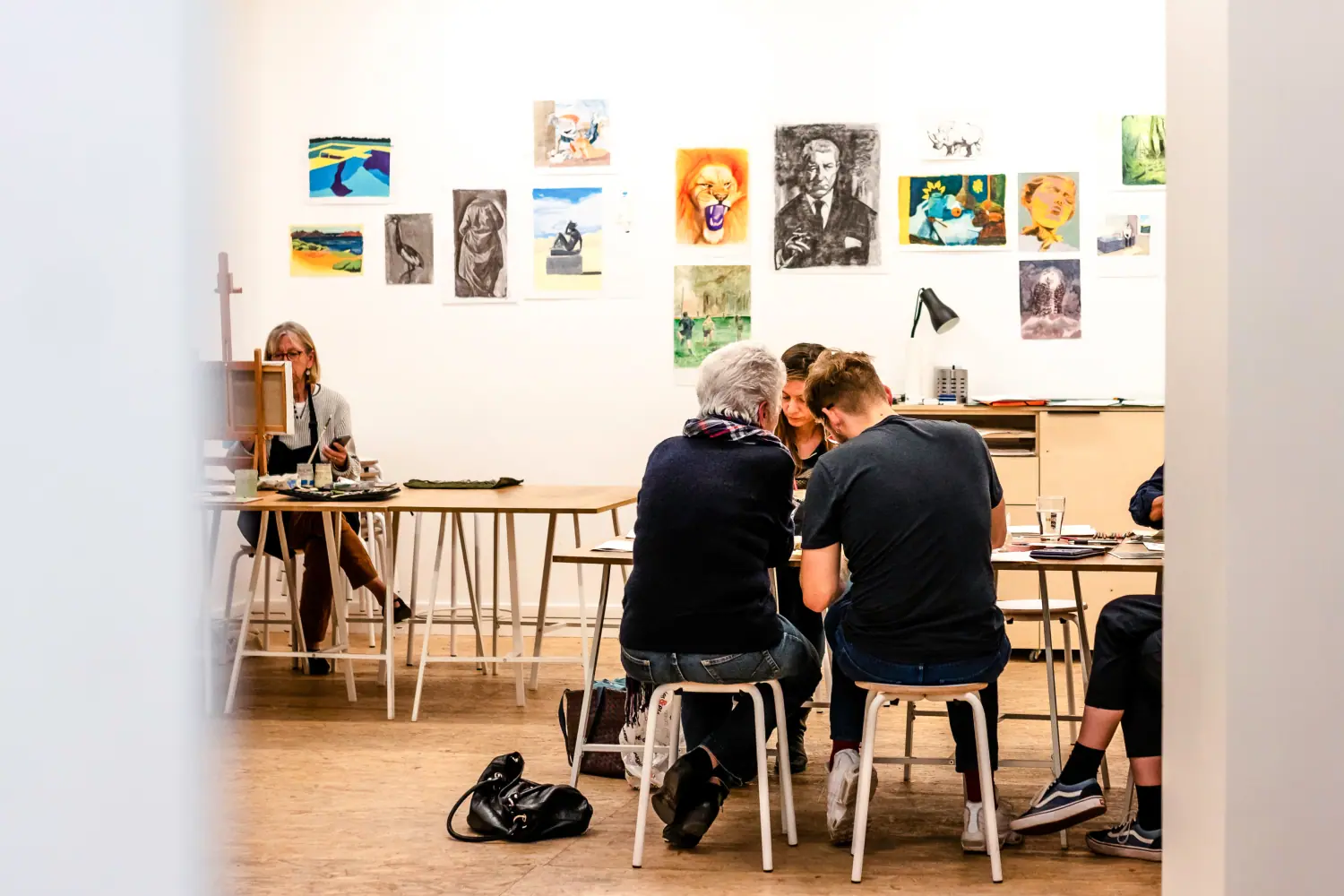 L'ambiance, une table avec des dessins et des crayons et des feutres