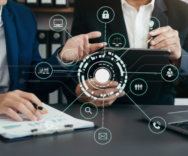 Ejecutivos analizando un ecosistema de servicios financieros en una tablet, destacando la integración de SPEI para empresas para optimizar la administración y seguridad de pagos.