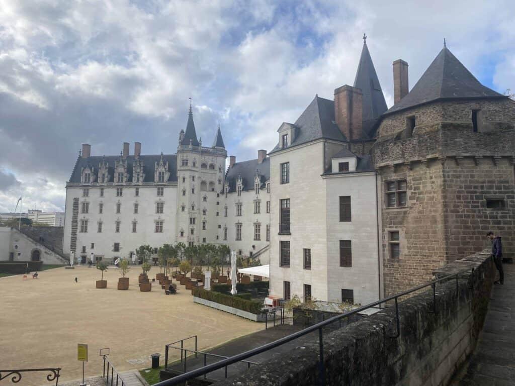 https://studenttraveltips.co.uk/wp-content/uploads/2022/11/10-reasons-for-study-in-bordeaux-bordeaux-studenttraveltips.co_.uk-5-1024x768.jpg