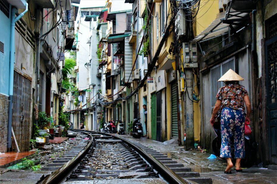 https://studenttraveltips.co.uk/wp-content/uploads/2021/02/vietnam-studenttraveltips.co_.uk-4-930x620.jpg