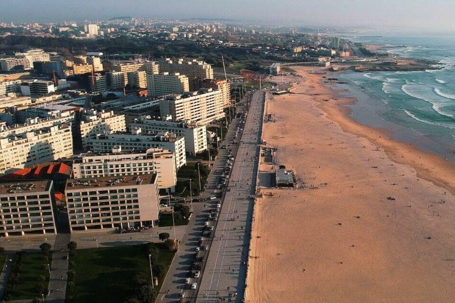 https://studenttraveltips.co.uk/wp-content/uploads/2020/12/Portugal-porto-studenttraveltips.co_.uk-5-e1653580993396-930x620.jpg