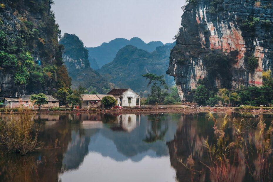 https://studenttraveltips.co.uk/wp-content/uploads/2021/02/vietnam-studenttraveltips.co_.uk--930x620.jpg