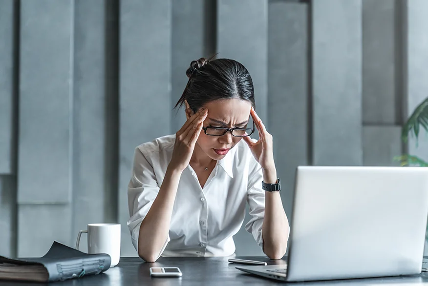 Una mujer con dolor en su lugar de trabajo.