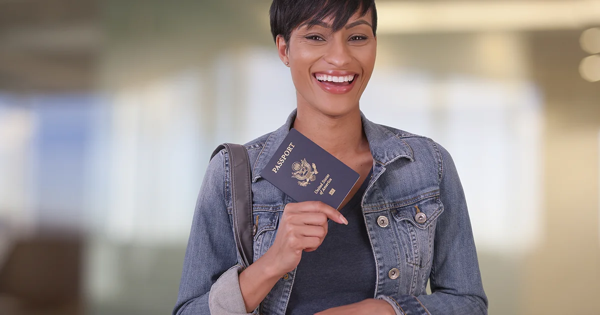 Una mujer con pasaporte estadounidense.