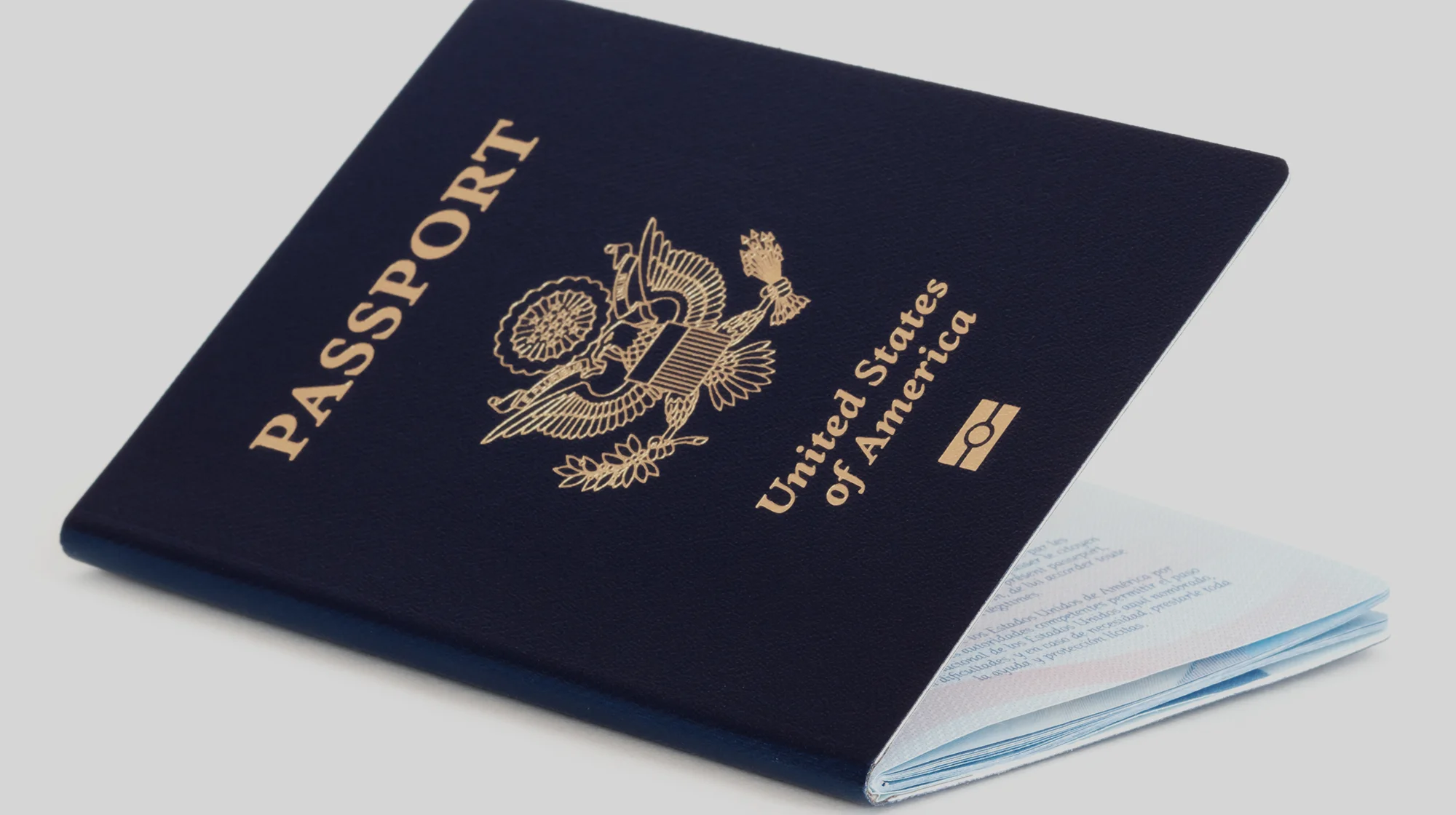 Un pasaporte estadounidense sobre fondo blanco.