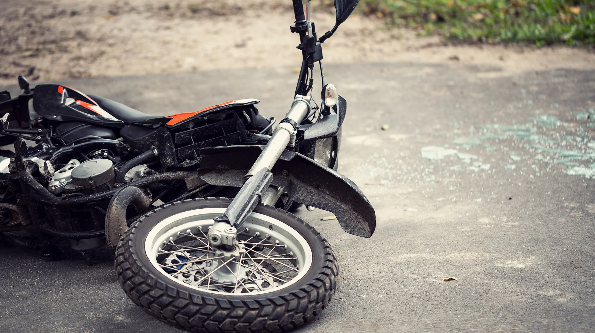 Una motocicleta tendiendo la carretera después de un accidente.