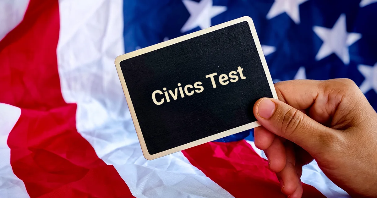 Una tarjeta con la inscripción “Prueba Cívica” sobre bandera estadounidense.