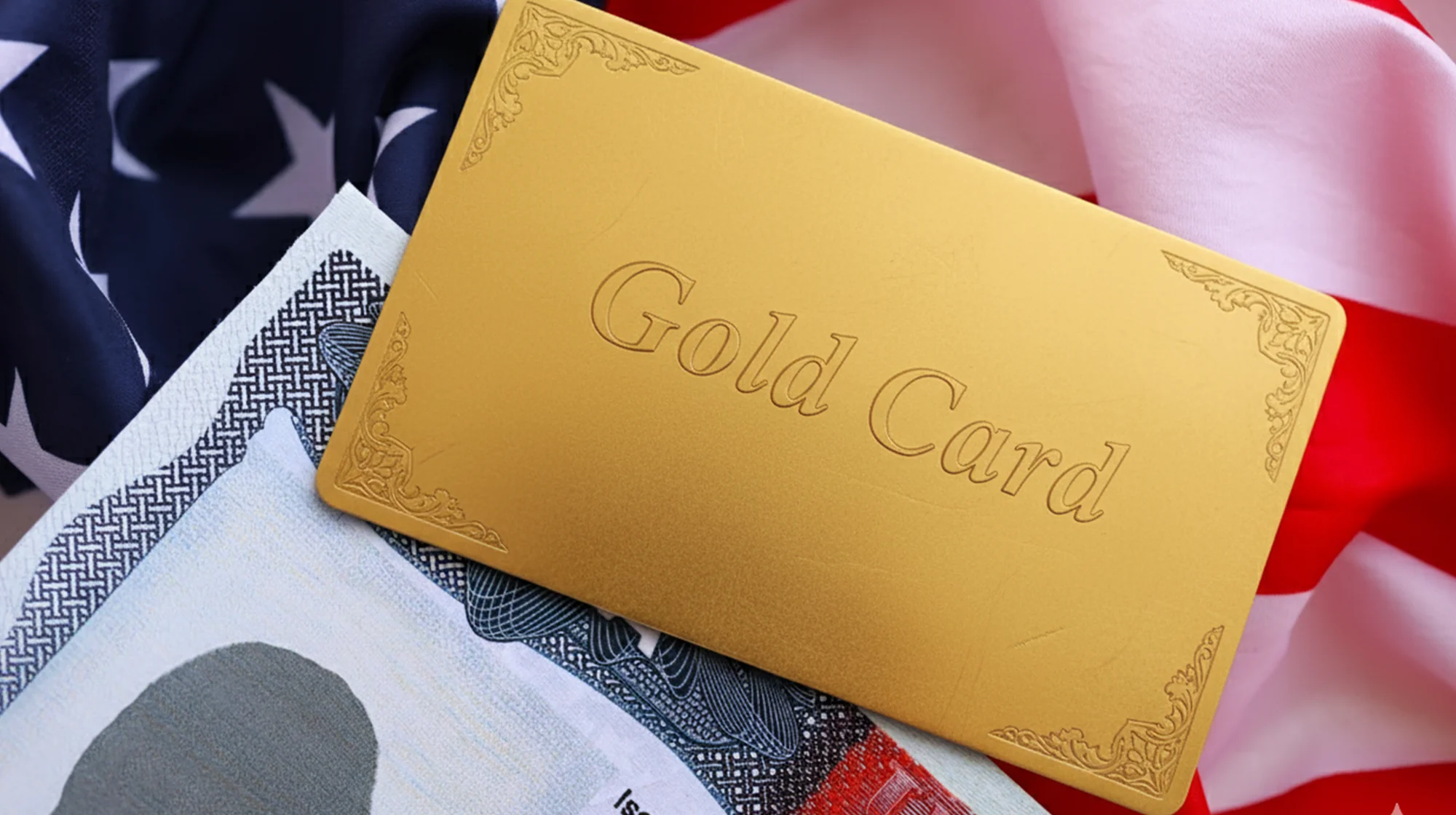 Una tarjeta de oro en una visa y bandera de Estados Unidos.