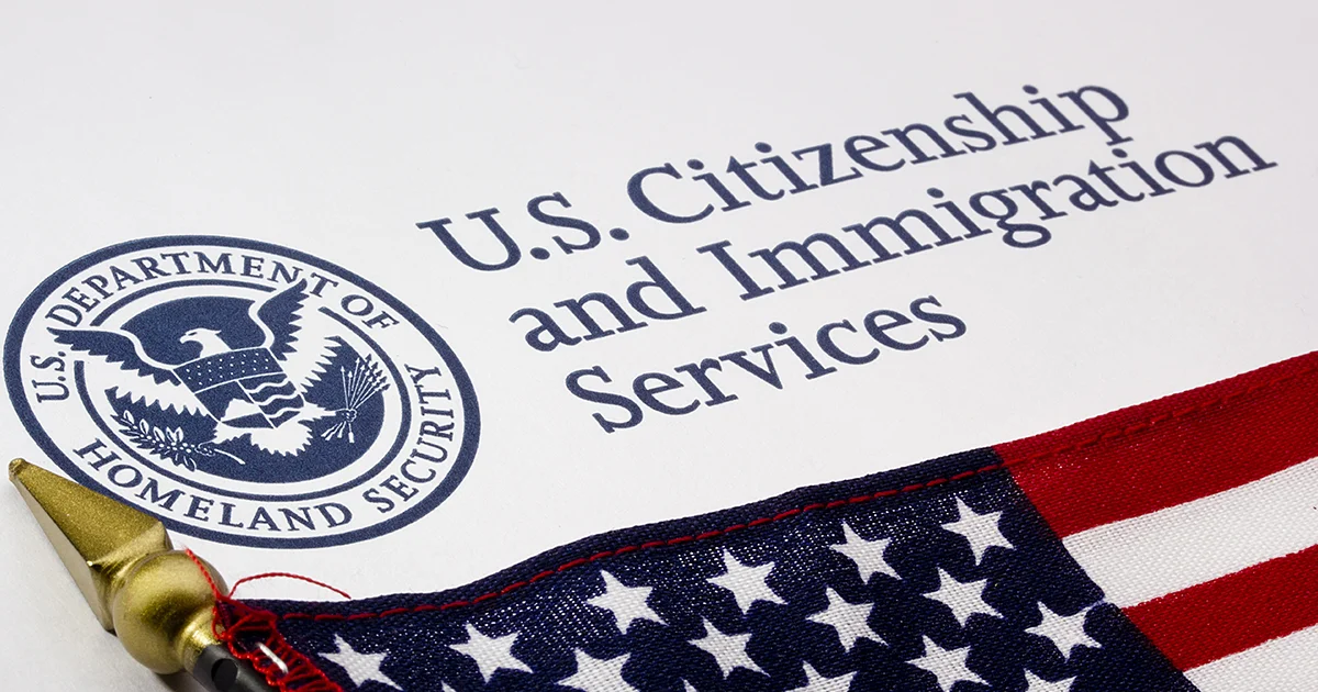 Logotipo de USCIS y bandera de los Estados Unidos