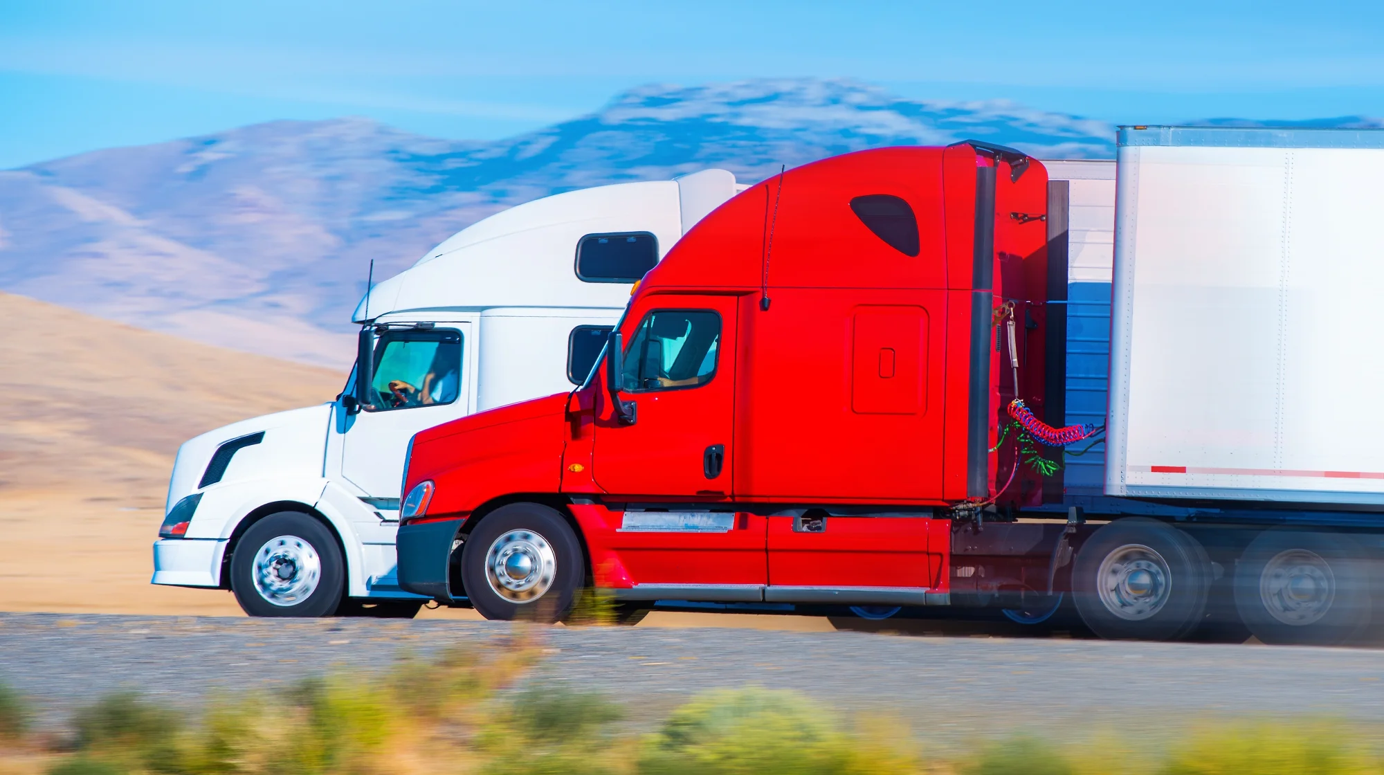 Dos semi camiones a exceso de velocidad en la autopista.