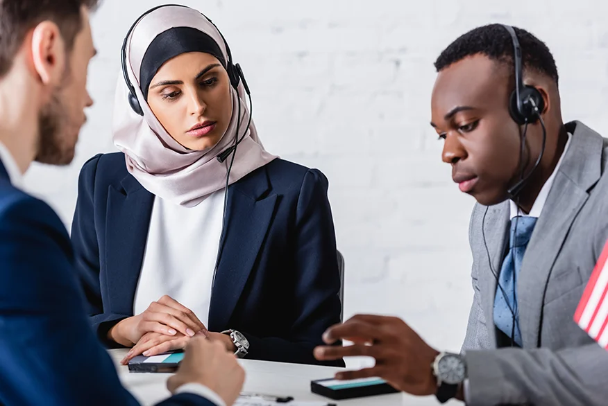 Un intérprete traducido al cliente durante entrevista migratoria.