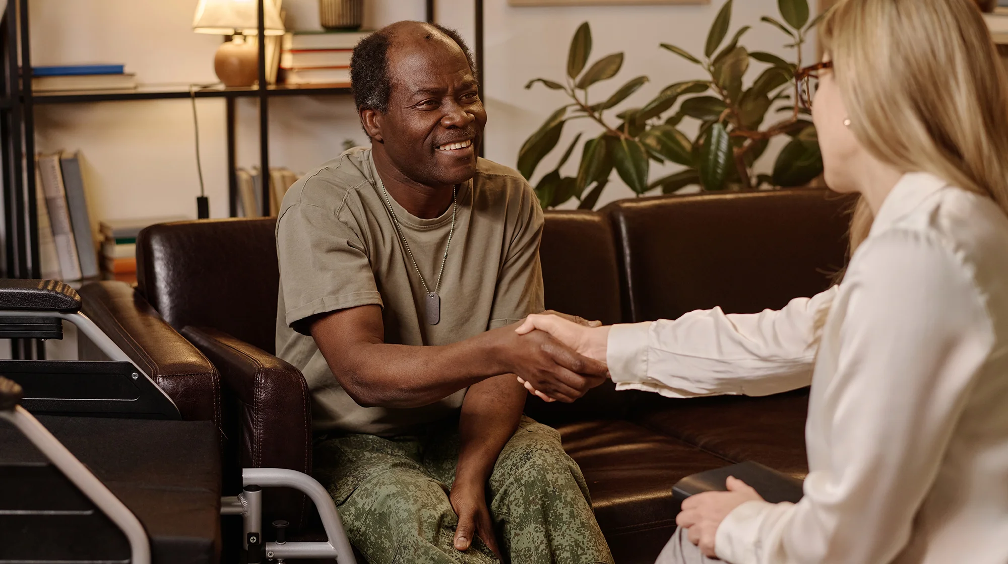 Un veterano estadounidense hablando con un asesor.