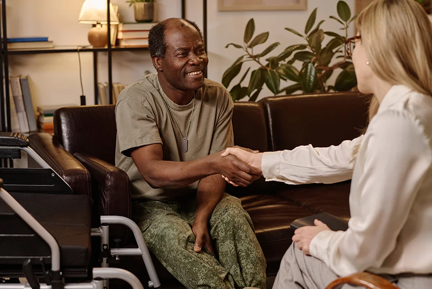 Un veterano estadounidense hablando con un asesor.