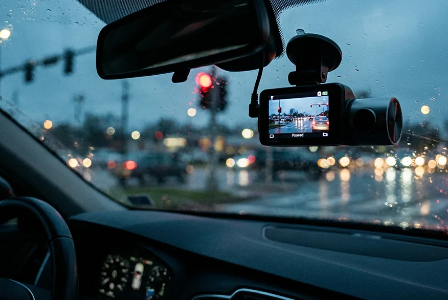 Interior de un auto con dashcam en foco.