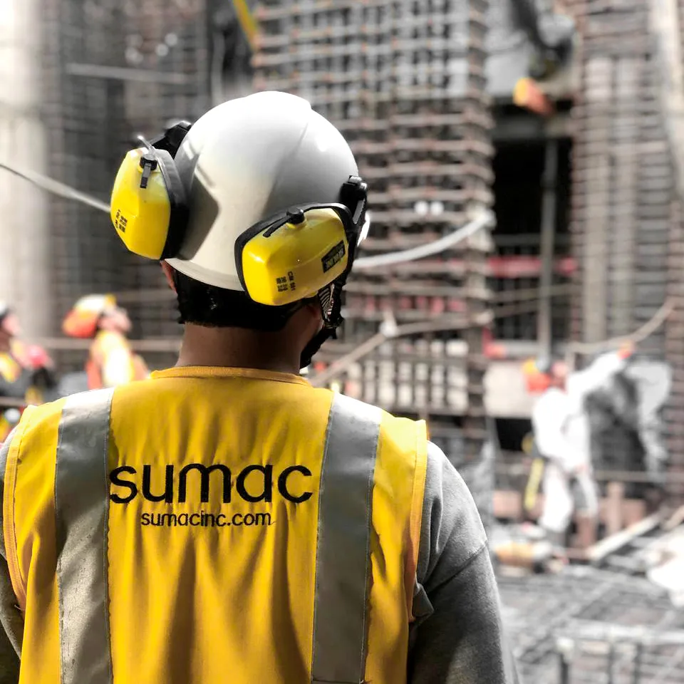 Supervisión de obra por parte del equipo de SUMAC, aplicando soluciones innovadoras.