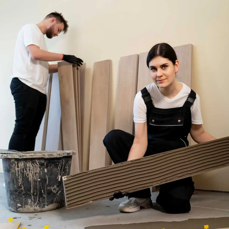Zwei Fachkräfte beim Einbau eines Bodenbelags